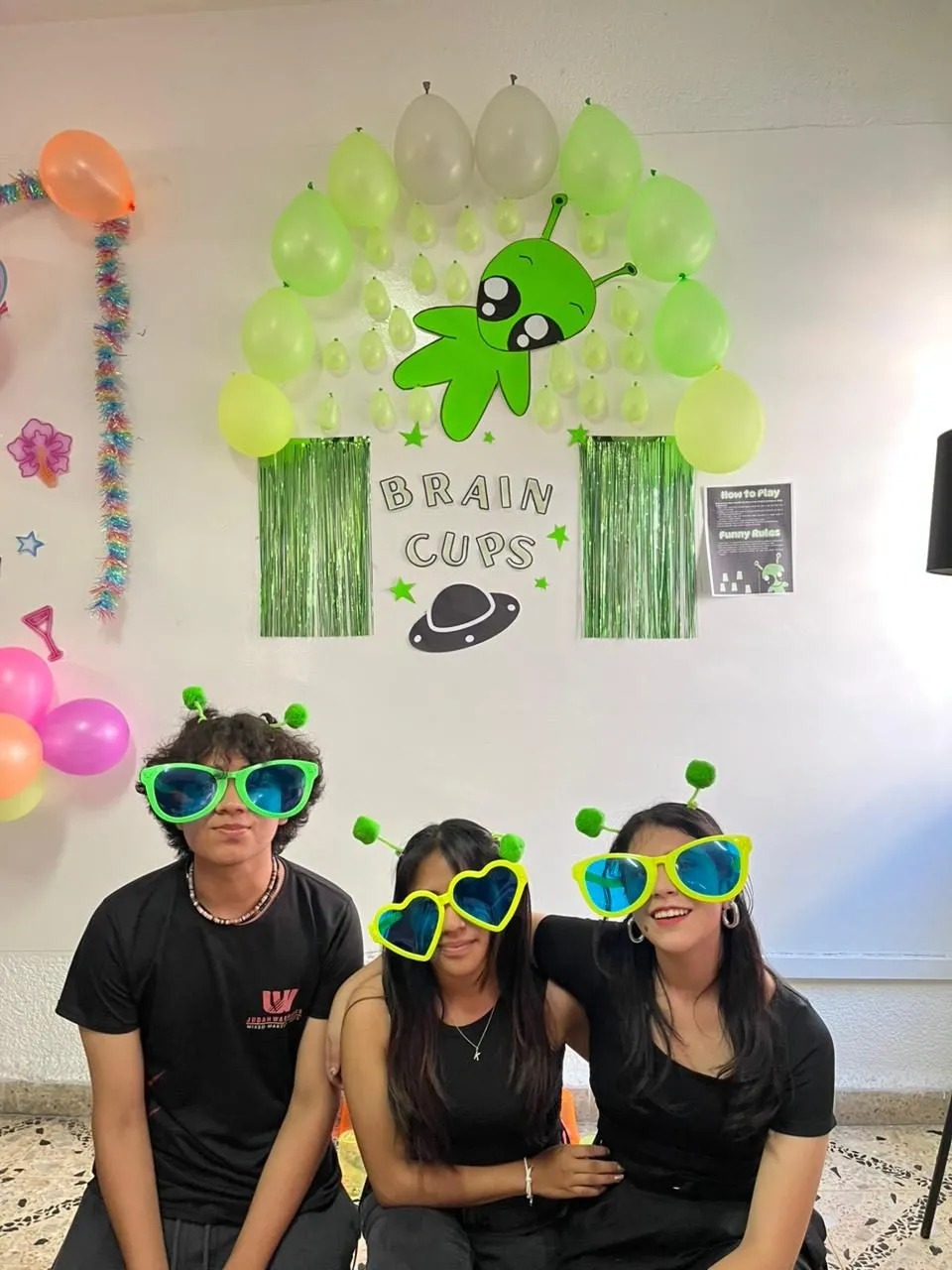 Alumnos divirtiéndose en un evento escolar
