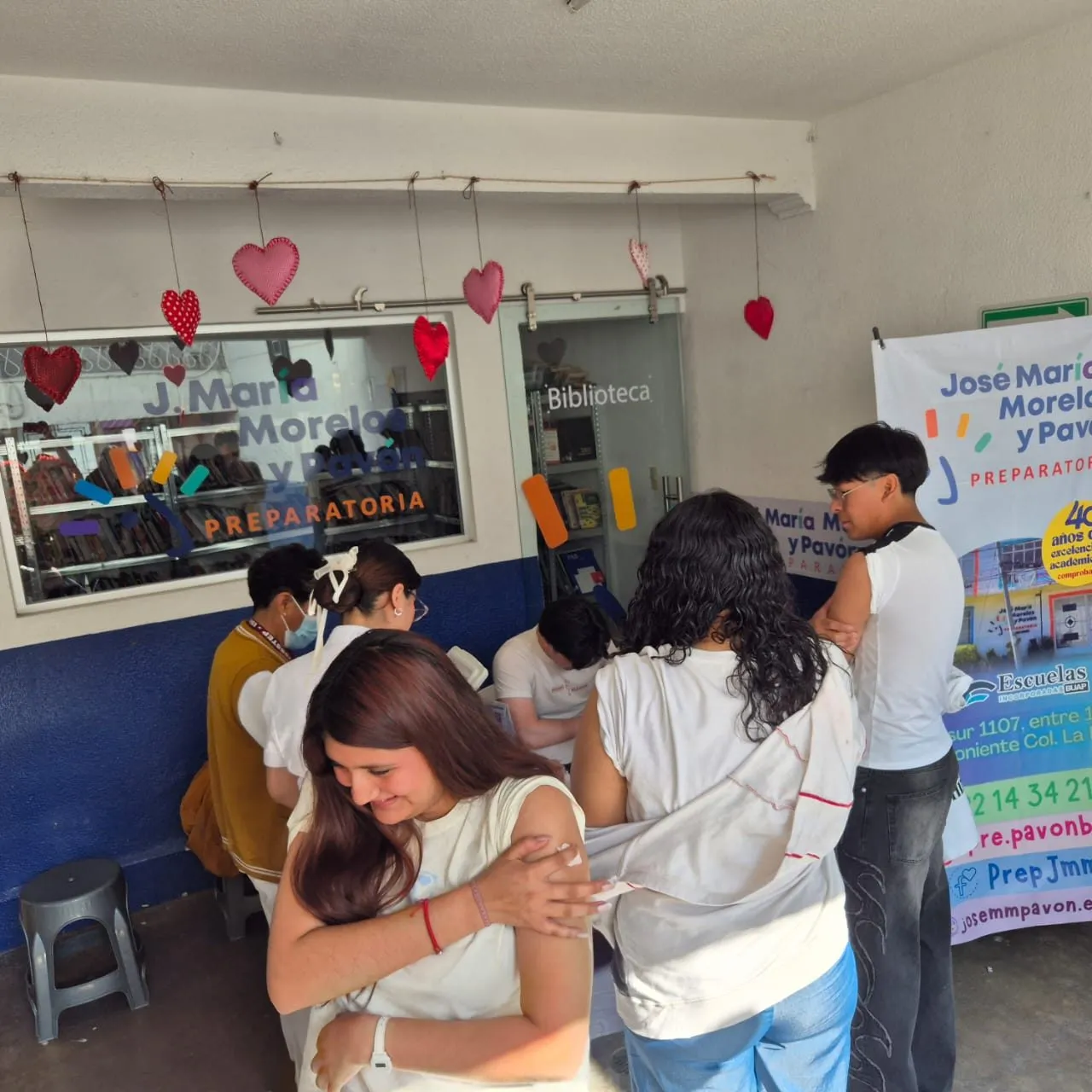 Campaña de salud a las puertas de la biblioteca