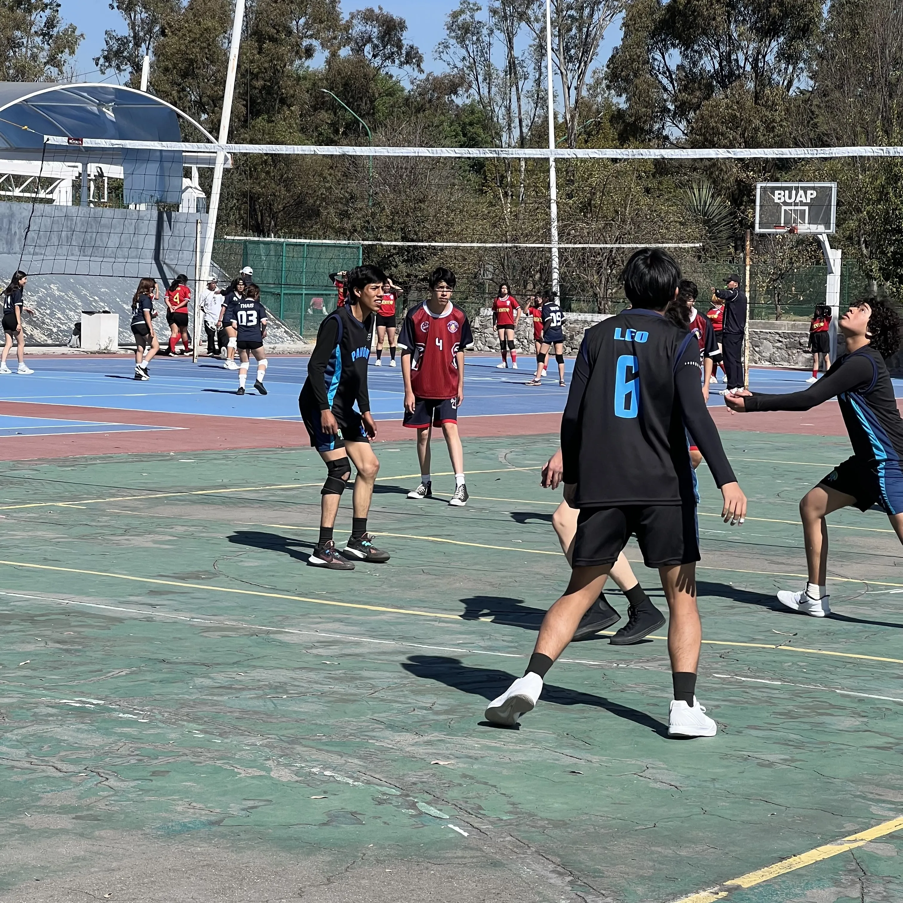 Alumnos de la prepa en un torneo dentro de las instalaciones de la BUAP