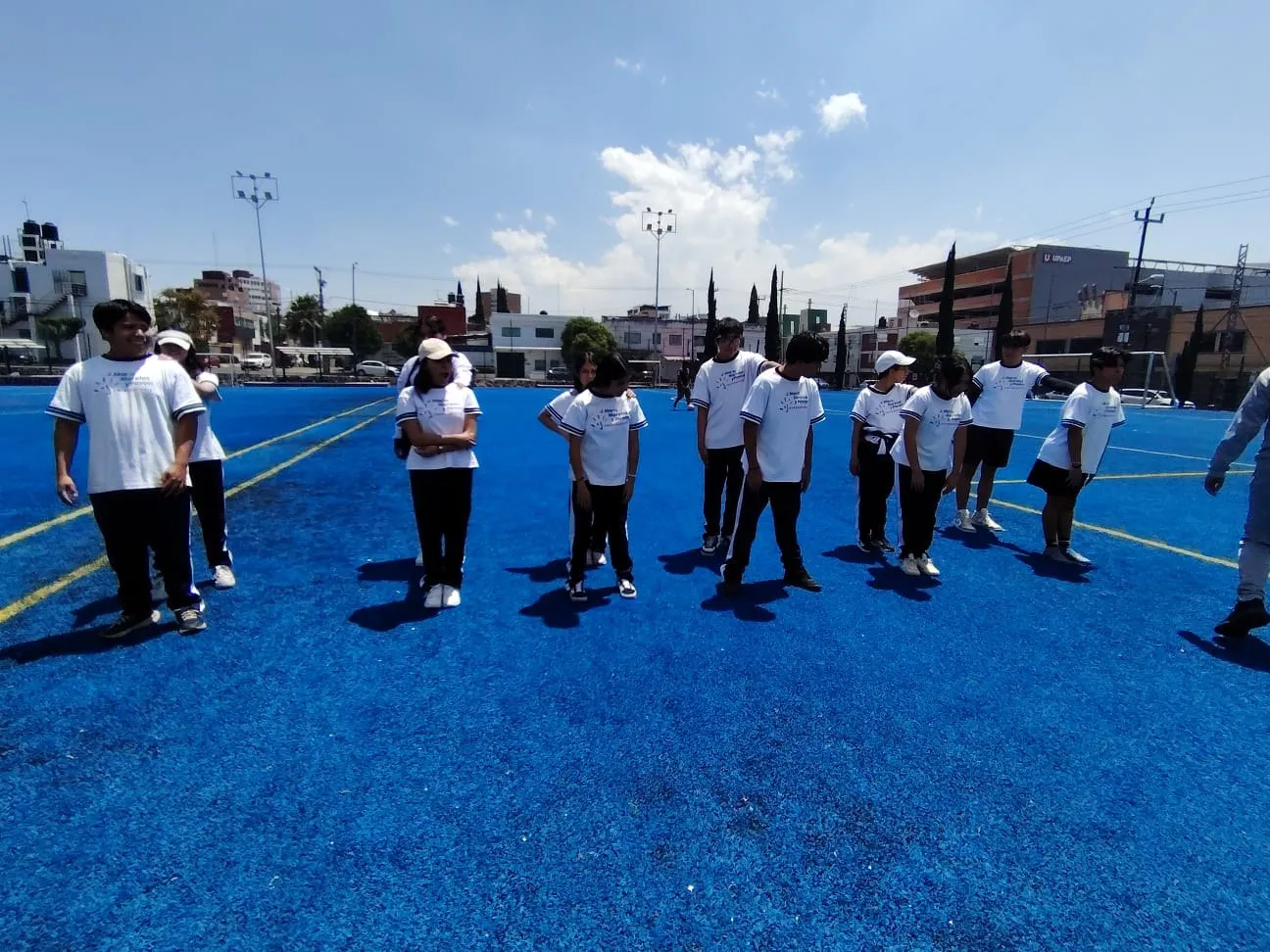 Actividad con alumnos en la cancha azul del plantel