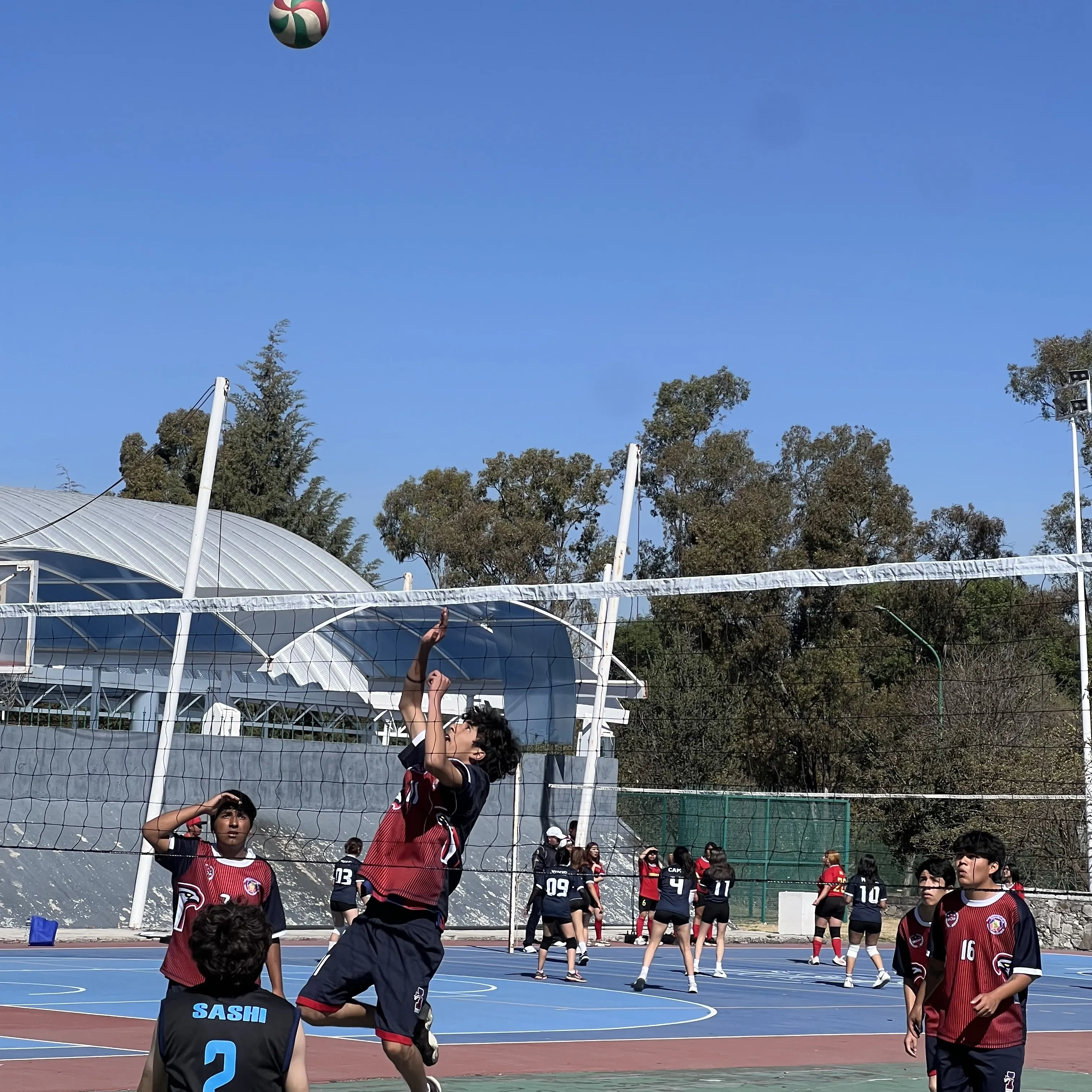 El equipo de voleibol de la prepa jugando en instalaciones de la BUAP