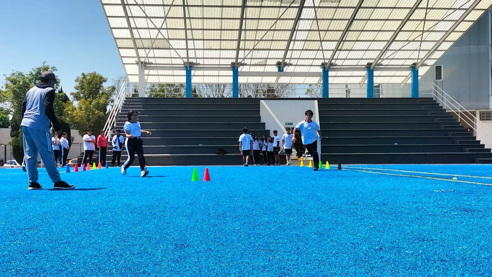 Actividades deportivas en la cancha del plantel