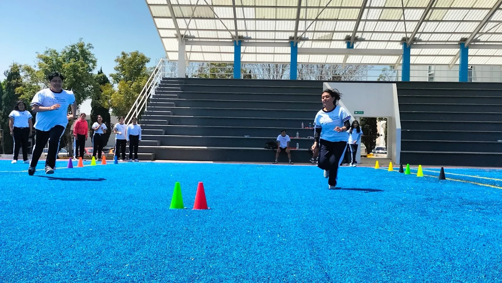 Alumnos en carrera de agilidad en la cancha