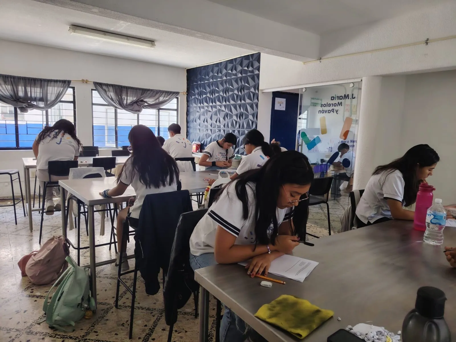 Clase con grupo pequeño: alumnos trabajando con trato personal