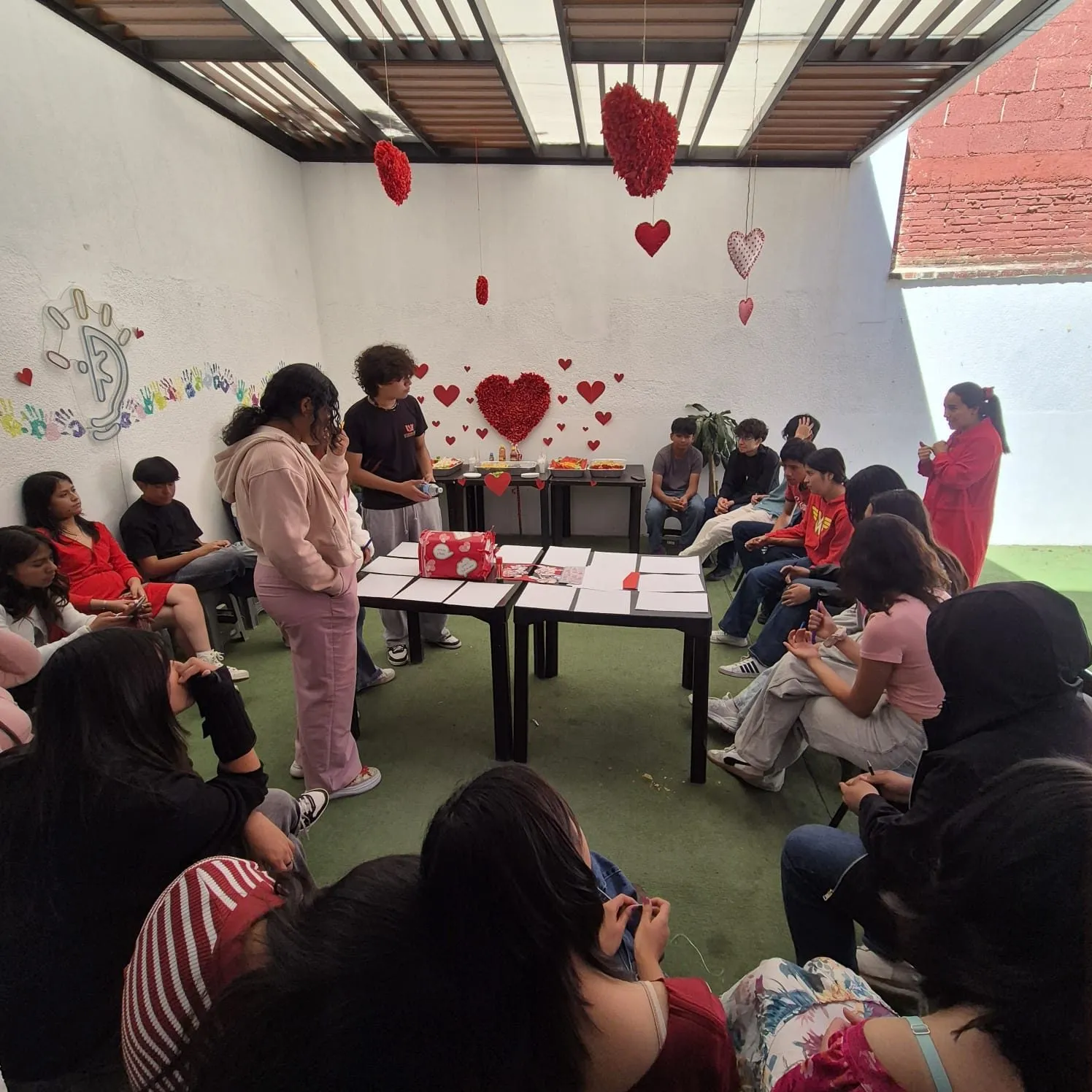 Convivencia entre alumnos en un evento escolar