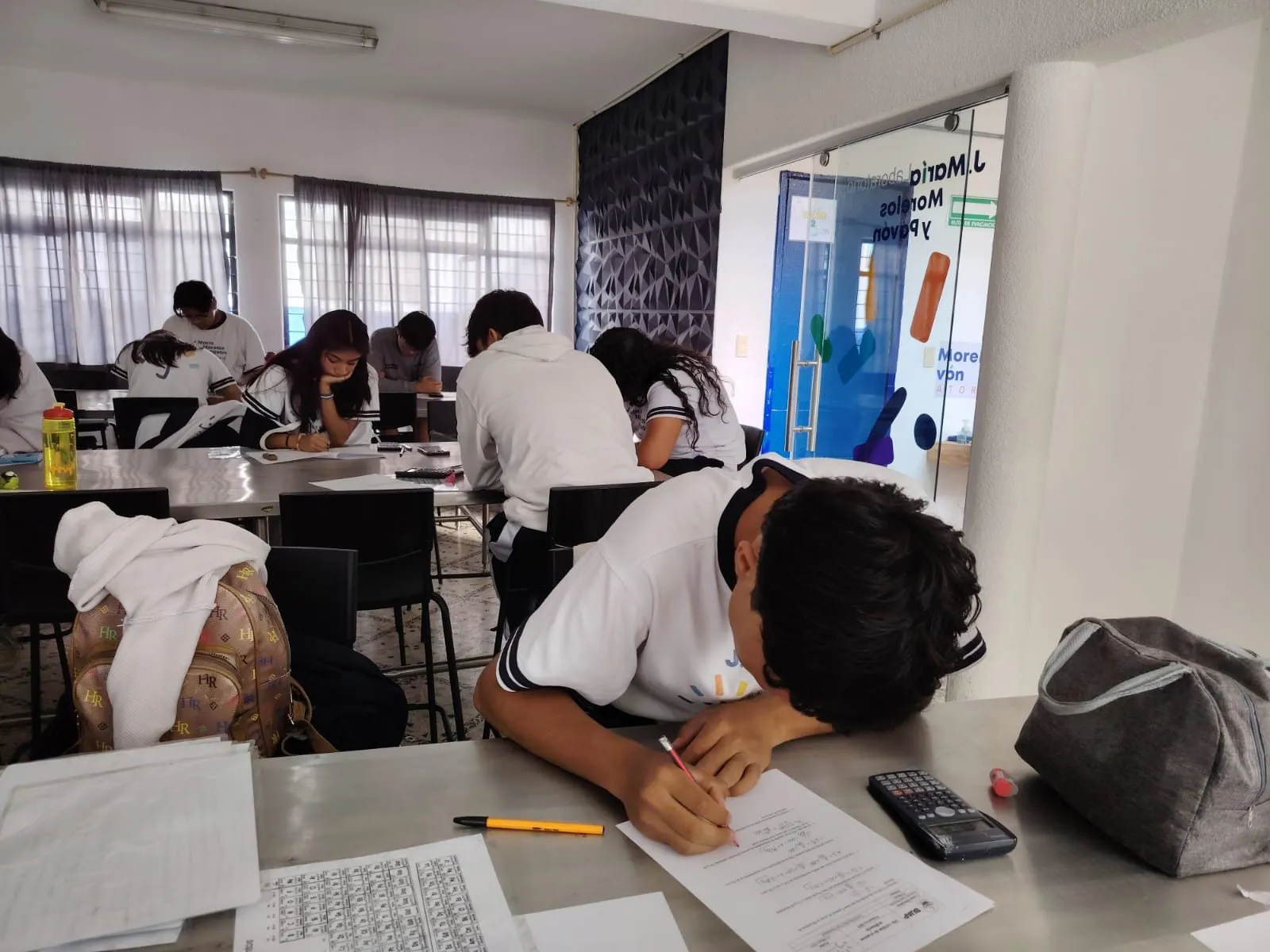 Alumna concentrada estudiando en el plantel