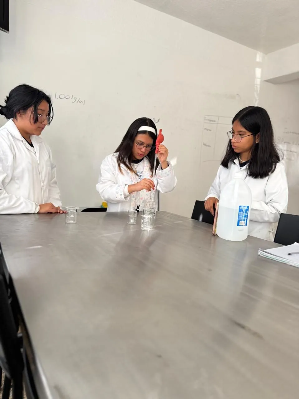 Alumnas usando equipo del laboratorio