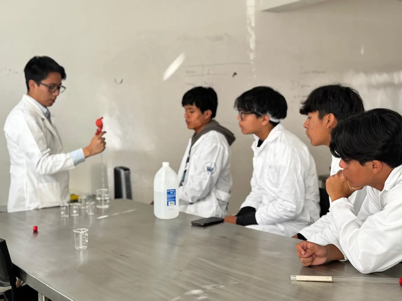 Práctica de laboratorio de química con bata