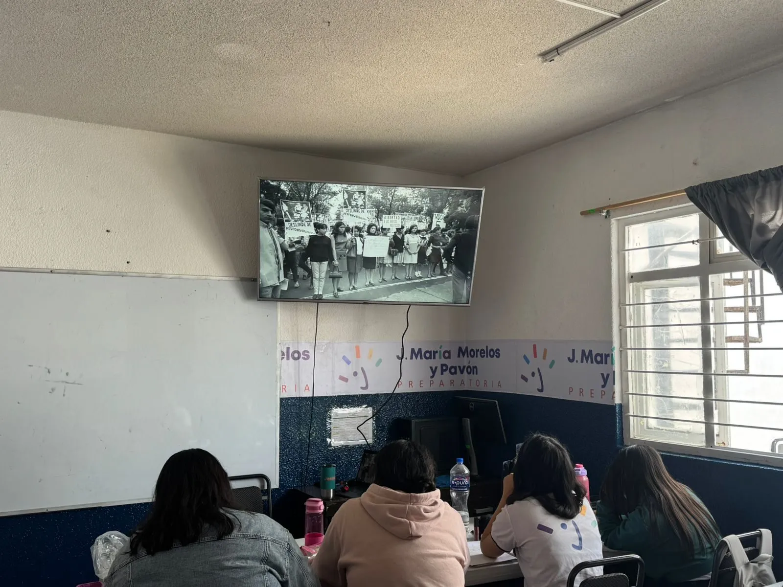 Aula con equipo audiovisual en clase