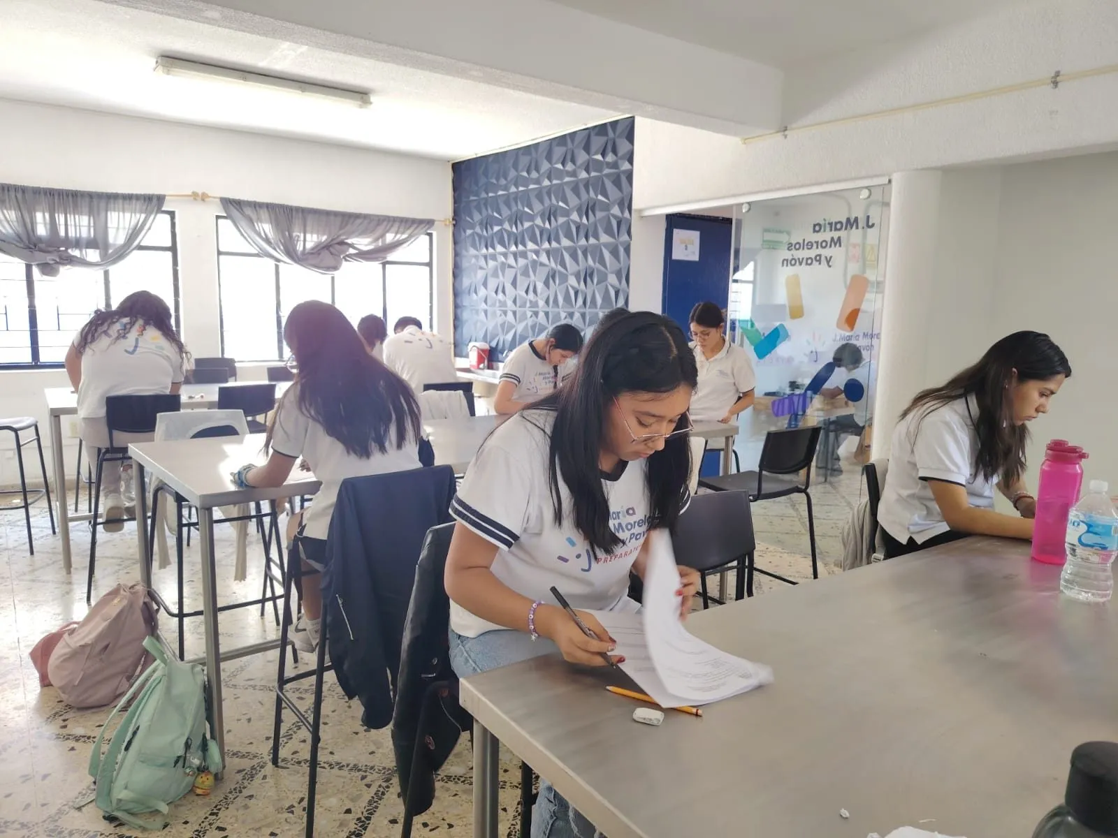 Alumnos trabajando en el salón de clases